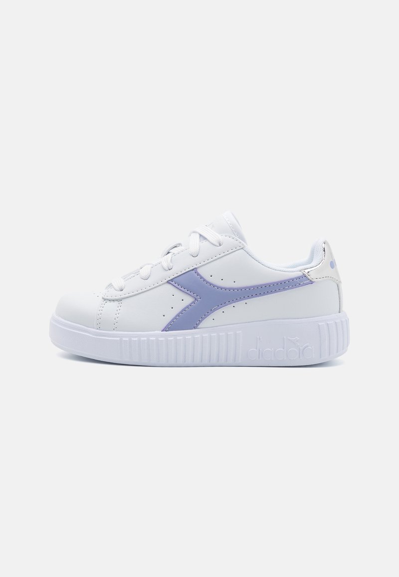 Fehér sneaker sima bőr felülettel, lila átlós logóval, perforált részletekkel és textúrált fehér gumitalppal.