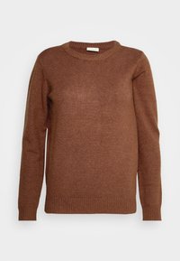 Pull marron en maille douce, comprenant un col rond, des manches longues, ainsi que des poignets et un ourlet côtelés. Texture subtile sans motifs.