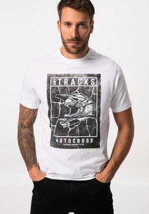 Bílý bavlněný tričko s černým grafickým potiskem, který znázorňuje motokrosovou helmu a text "DIRT TRACKS MOTOCROSS" v obdélníkovém rámečku.