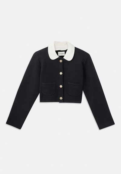 Veste marine cintrée avec un col blanc, des boutons dorés, deux poches avant et une finition en tissu texturé.