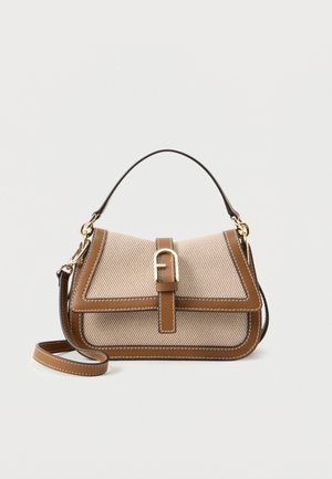 Väike beežikas-pruun käekott ülemise käepidemega, ees klapiga, mis on kinnitatud pandlaga, ja eemaldatava õlarihmaga valgel taustal.