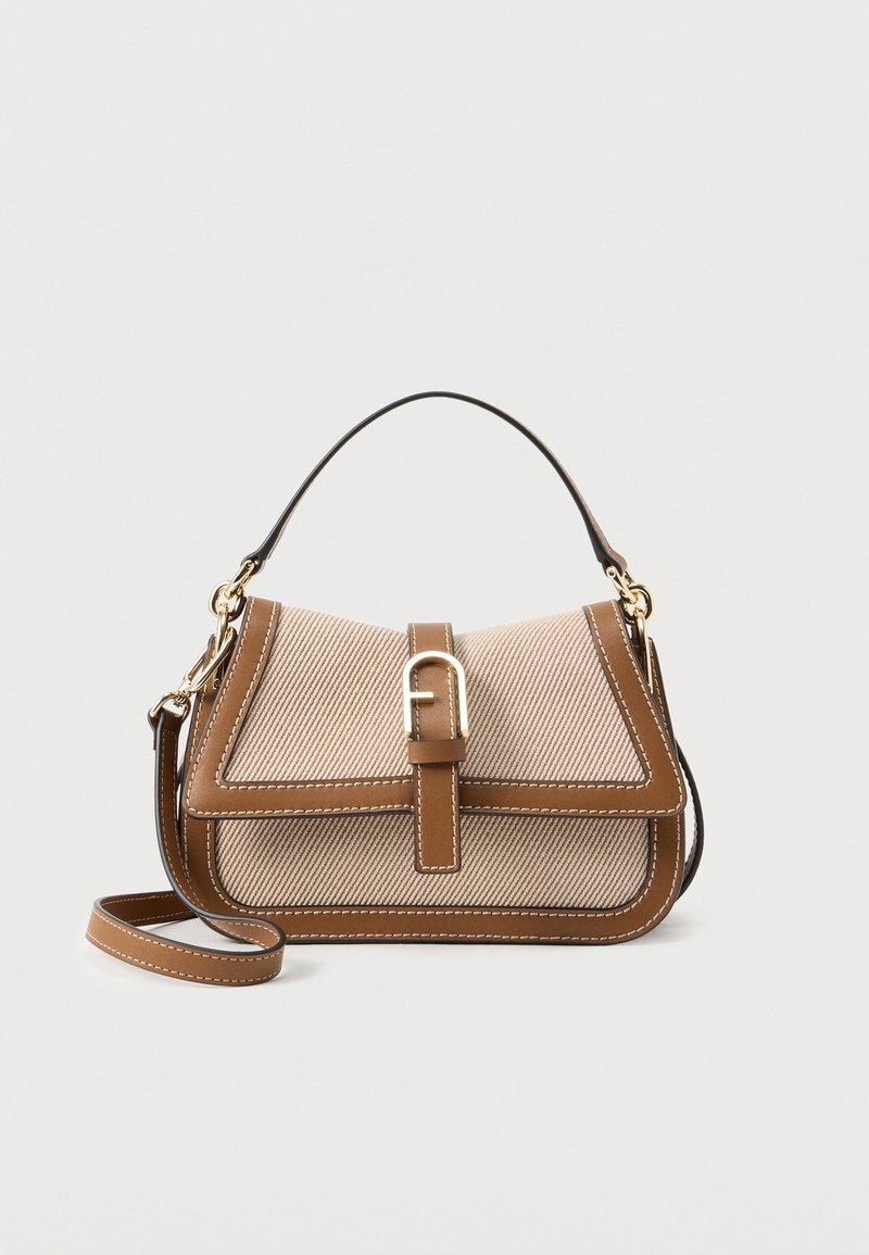 Μικρή μπεζ και καφέ τσάντα χειρός με επάνω λαβή, εμπρόσθιο κάλυμμα ασφαλισμένο με πόρπη και αφαιρούμενο λουρί ώμου σε λευκό φόντο.