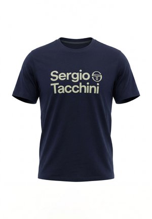 Tmavě modré tričko s krátkým rukávem a kulatým výstřihem s logem "Sergio Tacchini" a kruhovým emblémem v světlebéžové barvě na přední straně.