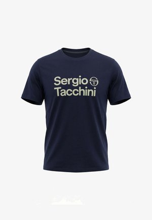 Camiseta de manga corta azul marino con cuello redondo, con el logo "Sergio Tacchini" y un emblema circular impresos en beige claro en el frente.