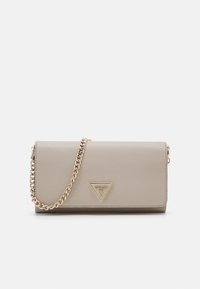 Beige synthetisch leren portemonnee met een textuur, gouden kettingband en een driehoekig logo-accent aan de voorkant. Compacte en rechthoekige vorm.