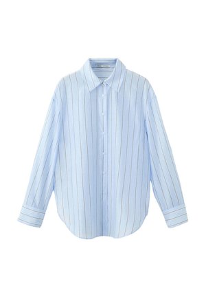 Chemise bleu clair à manches longues, boutonnée, avec de fines rayures verticales blanches et marron et un col pointu.