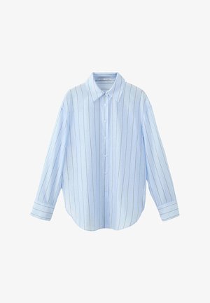 Chemise bleu clair à manches longues, boutonnée, avec de fines rayures verticales blanches et marron et un col pointu.