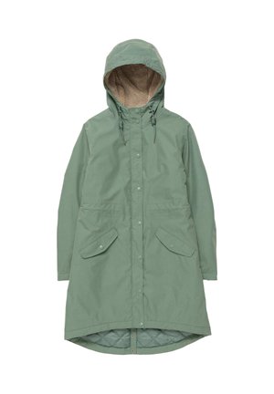 Cappotto impermeabile lungo verde con cappuccio, foderato in morbido peluche, con chiusura a bottoni a pressione e due tasche anteriori a pattina.