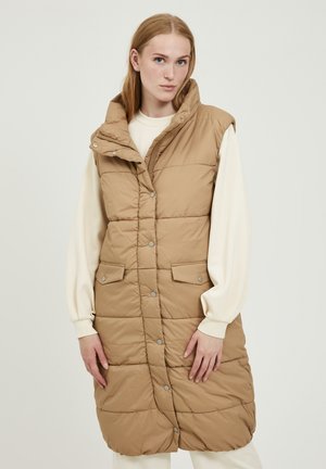 Beige gepolsterte Weste mit hohem Kragen, Druckknöpfen und zwei frontalen Taschen. Hat eine gesteppten Textur und ärmelloses Design.