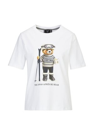 Weißes Baumwoll-T-Shirt mit einem Cartoon-Bären in Skiausrüstung, der Skier und ein Getränk hält, mit den Aufschriften "CORTINA" und "DER 19V69 APRÈS SKI BÄR" darunter.