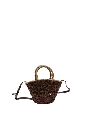 Mała torebka w kształcie trapezu z brązowymi cekinami, okrągłymi plecionymi uchwytami i regulowanym ciemnobrązowym paskiem na ramię.