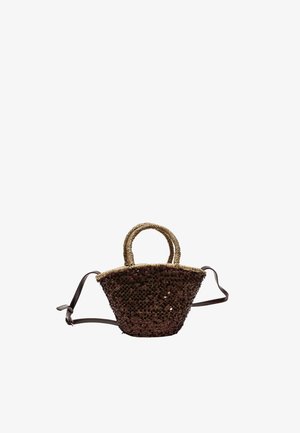 Mała torebka w kształcie trapezu z brązowymi cekinami, okrągłymi plecionymi uchwytami i regulowanym ciemnobrązowym paskiem na ramię.