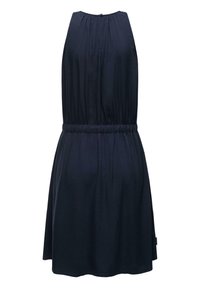 Rochie fără mâneci, de culoare bleu marin, cu pliuri la decolteu și un elastic în talie. Materialul neted se așază ușor până la un lungime sub genunchi.