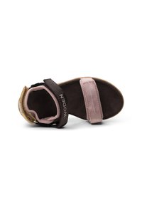 Ljusrosa sandal med syntetiska remmar, justerbar svart spänne och en brun gummisula. Texturerad fotbädd för komfort.