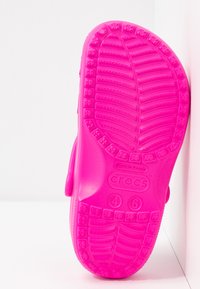 Crocs CLASSIC UNISEX - Klumpaitės - electric pink