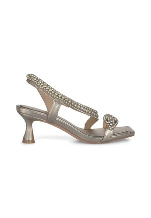 Sandali argentati metallici con tacco a blocco, punta aperta e una fascia decorativa impreziosita da strass trasparenti per un tocco in più.