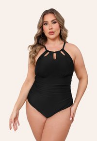 Zwarte badpak met halternekontwerp, uitgesneden accenten, geplooide stof bij de taille en een soepele textuur.