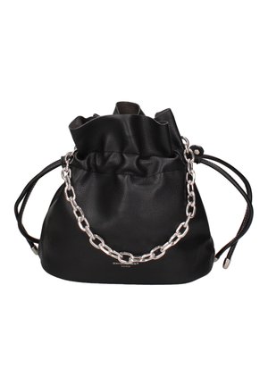 Borsa a secchiello in pelle nera con parte superiore arricciata, dettagli in catena argentata e chiusura con coulisse. Texture liscia e design leggero.