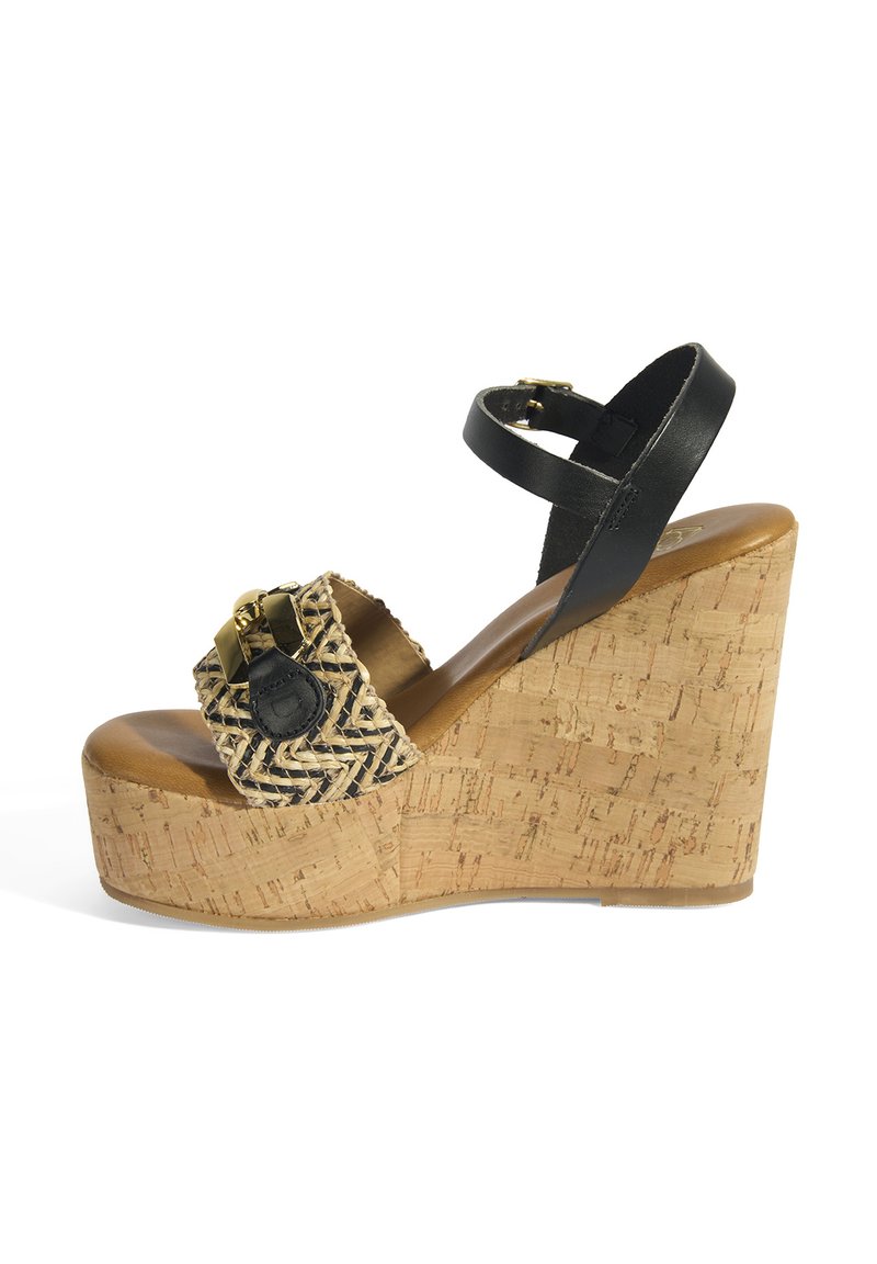 Sandale compensée avec une plateforme en liège, dessus en paille tissée noir et beige, bride de cheville en cuir noir ajustable, détail en métal doré.