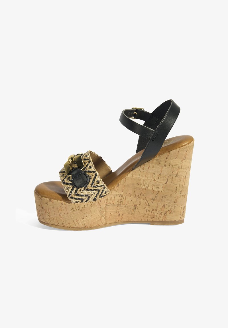 Sandale compensée avec une plateforme en liège, dessus en paille tissée noir et beige, bride de cheville en cuir noir ajustable, détail en métal doré.
