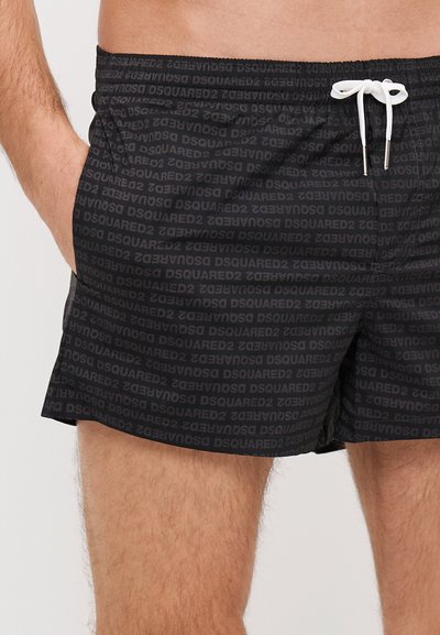 Shorts de bain noirs avec un motif répétitif de texte "DSQUARED2", taille à cordon de serrage, texture lisse et poches latérales.
