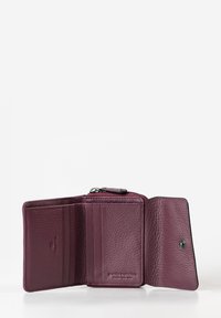 Portafoglio in pelle borgogna, esterno testurizzato, tre scomparti per carte, scomparto con zip e chiusura a pressione. Interno foderato, design compatto.