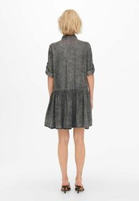 Pukeutuva vaate, vaaleanharmaa denimi, lyhyet hihat kääräisty, istuva yläosa, levenevä helma, vyötärö kavennettu, hienovarainen tekstuuri, polvipituinen.