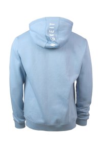Sweat à capuche bleu clair vu de dos avec le texte vertical blanc "NIGKEIT" au centre de la capuche.