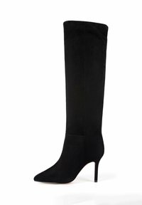 Czarna, sięgająca do kolan kozaczka wykonana z zamszu, z ostrym noskiem i wysokim obcasem typu szpilka. Gładka faktura bez widocznych elementów metalowych ani zdobień.