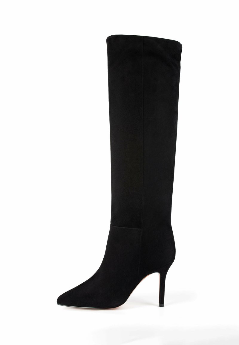 Czarna, sięgająca do kolan kozaczka wykonana z zamszu, z ostrym noskiem i wysokim obcasem typu szpilka. Gładka faktura bez widocznych elementów metalowych ani zdobień.