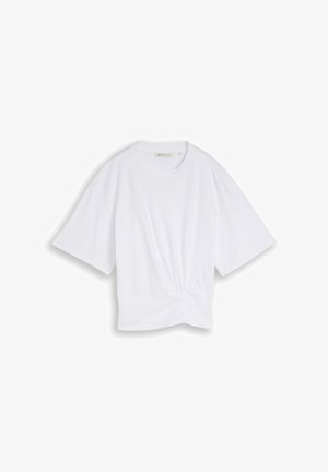 T-shirt blanc à manches courtes avec un col rond et un petit détail de nœud torsadé discret à l'ourlet avant, posé à plat sur un fond blanc.