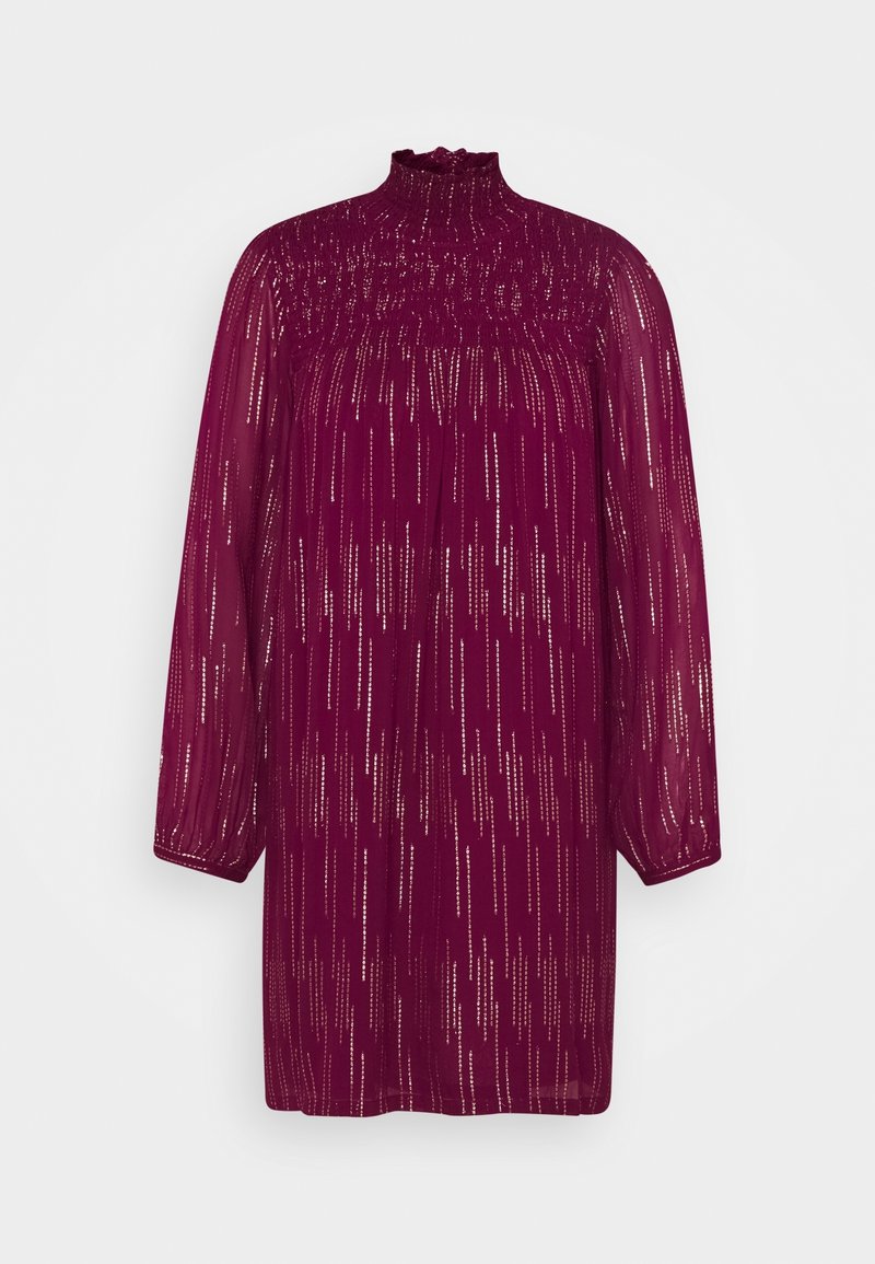 Robe bordeaux en tissu transparent, avec un col montant, des manches longues et des rayures métalliques verticales. Coupe fluide et ample.
