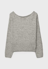 Pull en tricot gris avec un col large, des manches longues et un ourlet côtelé. La texture est douce et lisse avec un motif chiné subtil.