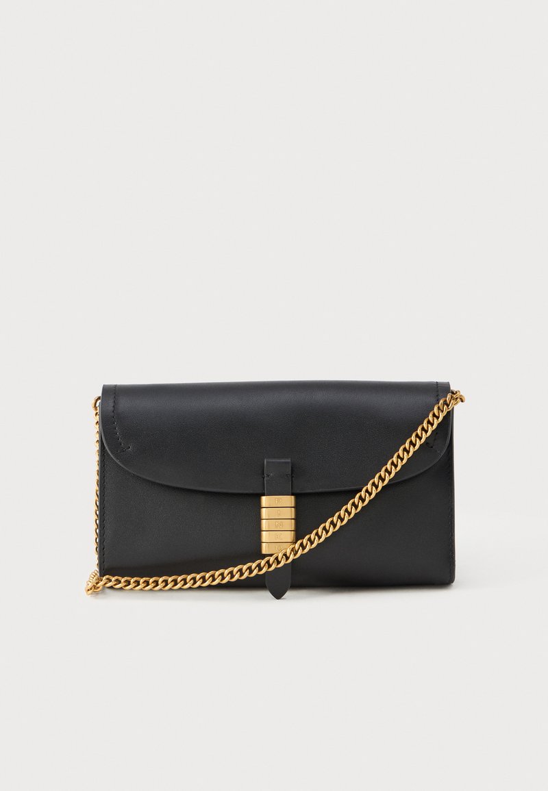 Clutch in pelle nera con patta pieghevole, tracolla in catena dorata e un accento decorativo dorato con lettere in rilievo, texture liscia.