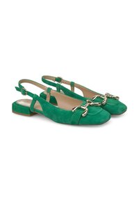 Chaussures slingback en suedine verte avec un bout arrondi, un talon plat et un détail en chaîne dorée sur le dessus. Bride ajustable pour un maintien sécurisé.