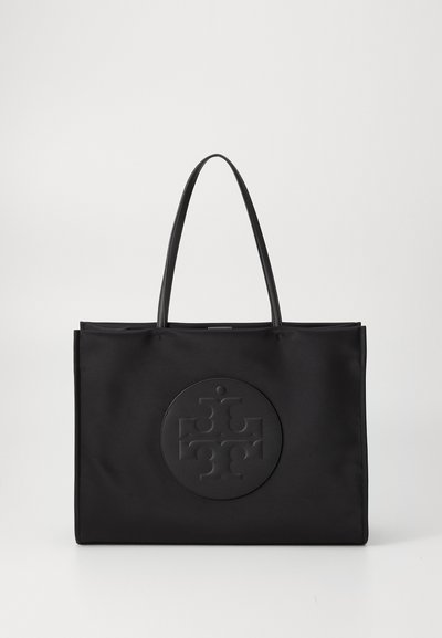 Geanta tote neagră cu un logo texturat într-un design circular. Dispune de două mânere și o suprafață din țesătură netedă. Estetică curată, minimalistă.