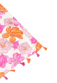 Sciarpa floreale bianca con fiori arancioni e rosa. Rifinita con piccoli pon-pon nei colori abbinati, realizzata in tessuto leggero.