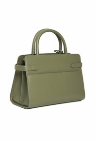 Borsa a mano in pelle verde con texture, design strutturato, manici doppi corti e tasca frontale piatta. Presenta sottili accenti di cucitura.