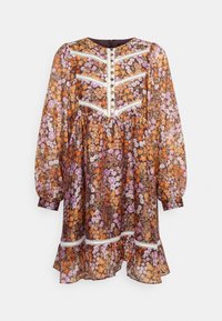 Vestido floral castanho com flores roxas e laranjas. Apresenta mangas longas, bainha com volantes e remate de renda branca com detalhes em botão.