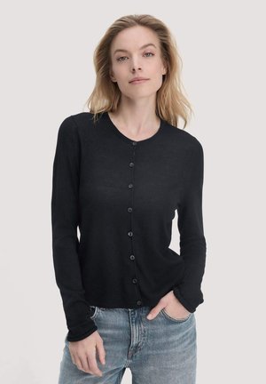 Zwarte lange mouwen cardigan van zacht materiaal, met een ronde hals, knopen voor sluiting en ribgebreide accenten bij de manchetten en de zoom.
