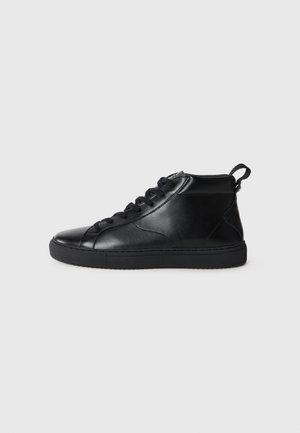Svarta läder hög-top sneakers med en slät yta, rund tå och snörning framtill. Har en dragöppning baktill och en solid gummisula.