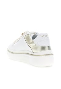 Adidași albi cu talpă groasă, accente metalice aurii pe călcâi și lateral, ochiuri aurii și brand pe tab-ul de pe călcâi.