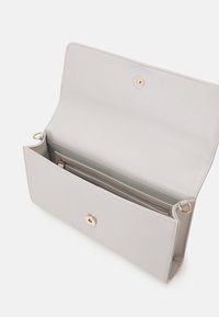 Clutch bag strutturata grigio chiaro con esterno testurizzato, chiusura a scatto e scomparto interno con zip. Accessori in tonalità oro.
