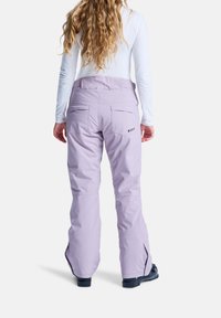 Lila Skihosen mit lockerer Passform, die über mehrere Taschen, Reißverschlüsse an den Knöcheln und ein Logodetail am hinteren Bund verfügen.