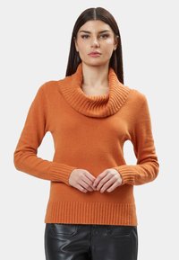 Kielhals oranje trui met geribde manchetten en zoom, gemaakt van zachte stof, getailleerde stijl, aangevuld met een gladde textuur.