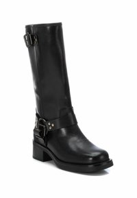 Botas de cuero negro hasta la rodilla, con punta redonda, acentos de hebilla decorativa y un acabado texturizado. Presenta un tacón bajo tipo bloque.