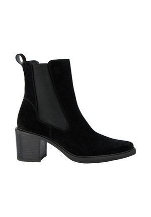 Bottine en suede noire avec un bout carré, des panneaux latéraux élastiques et un talon épais. Comprend une languette à l'arrière pour un enfilage facile.