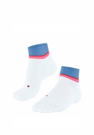 Paar weiße Knöchelsocken mit blauen Bündchen und pinken sowie roten Streifen, mit roten Buchstaben "L" und "R" auf den Zehen für linken und rechten Fuß beschriftet.