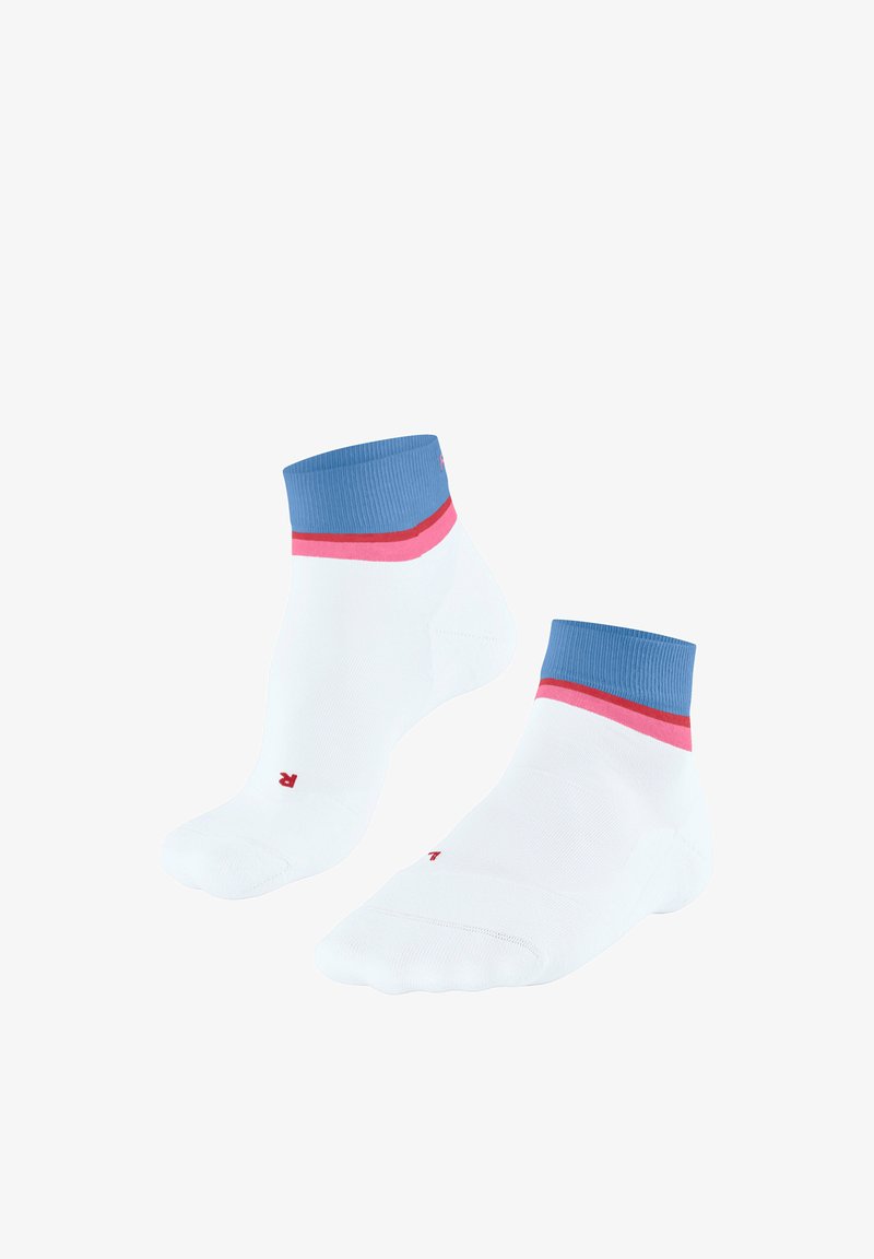 Paire de chaussettes blanches à la cheville avec bordures bleues et rayures roses et rouges, marquées d'un "L" rouge sur l'orteil gauche et d'un "R" rouge sur l'orteil droit pour différencier le pied gauche du pied droit.