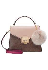 Brązowa torebka w wzory z beżowym klapkiem, złotym zapięciem, różowym odpinanym paskiem oraz dużym puszystym beżowym breloczkiem w kształcie pom-pom.